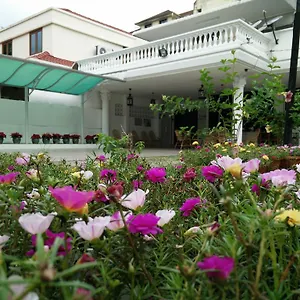 Homestay Suphan Gurney Homestay, George Town